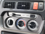 マニュアルエアコンのお車です!直感的な操作で車内の温度を調節することができます!