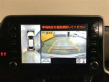 パノラミックビューモニター付きです。車両を上から見たような映像をディスプレイオーディオ画面に表示。運転席からの目視だけでは見にくい、車両周辺の状況をリアルタイムでしっかり確認できます。