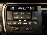 オートエアコンは左右席で独立温度コントロールが可能です。運転席はキンキンに冷やして助手席はマイルドにと言った設定が可能です☆暑さ寒さでケンカすることもなくなりますね♪
