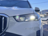 LEDヘッドライト。先進のLEDテクノロジーを採用。照射される白色光の周波特性は太陽に近く、バイキセノンヘッドライトを上回るコントラストでさらに明るく輝きます。悪天候の日でも優れた視認性を発揮します。