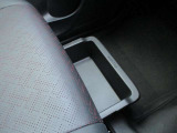 助手席下の収納スペース