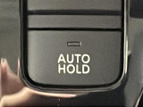 【ブレーキホールド】システムがONのとき、信号待ちなどの停止中に、ブレーキペダルから足を離してもブレーキがかかったまま保持されます!