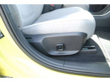 運転席はパワーシートが装備されております。