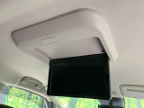【後席モニター】家族や友人とお出かけする機会が多い方に大人気の後席モニターを装備!見やすい位置に画面がありテレビやDVDの視聴も快適!友達もお子様も、後席にしか乗らなくなるかも??