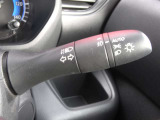 アダプティブLEDヘッドライトシステムは、照射パターンを変化させて対向車や先行車が眩しくならないようにハイビームをキープすることで、良好な視界を確保します。もちろん自動点灯/消灯するオートライトも。