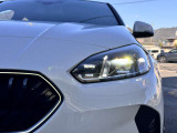 LEDヘッドライト。先進のLEDテクノロジーを採用。照射される白色光の周波特性は太陽に近く、バイキセノンヘッドライトを上回るコントラストでさらに明るく輝きます。悪天候の日でも優れた視認性を発揮します。