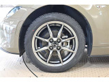 純正ホイールなので車に似合うデザインになっていますね。スタッドレスタイヤもご相談下さい。