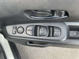運転席のドアには全席操作可能なパワーウィンドウスイッチを装備。