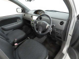 シンプルで使いやすいデザインの運転席です。