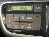 【オートエアコン】一度お好みの温度に設定すれば、車内の温度を検知し風量や温度を自動で調整。暑い&hellip;寒い&hellip;と何度もスイッチ操作をする必要はありません。快適な車内空間には必須の機能ですね♪