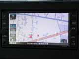 【ナビ】メモリーナビ(MJ121D-W)付きです。目的地を設定すれば初めての場所でも簡単に行くことができます。もちろん音楽だって聴けちゃいます♪