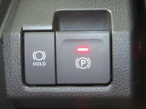 電動パーキングブレーキ&オートブレーキホールド機能付。「HOLD」スイッチを押しシステムONの状態にしておくことで信号待ちでブレーキを踏んで停車時ブレーキペダルから足を離してもブレーキを保持。楽です。