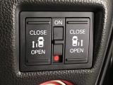 【両側パワースライドドア】両側がパワースライドドアになっており、運転席のスイッチやスマートキーでも開閉が可能です!開口部も広いので乗り降りも楽々♪