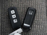 ◆スマートキー◆カギをバッグやポケットに入れたままでもドアロックの開閉ができる『スマートキー』付き!雨天や暗くなってもカギを取り出す必要がなくドアの開錠&エンジンも始動できます