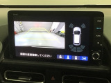 リバースギアに入れるだけで後方の表示へ切り替わります。夜間や雨の日の駐車も楽になりますよ。