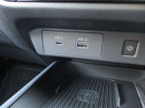 USBも2ポートありますので同乗者の方との同時充電もできますよ