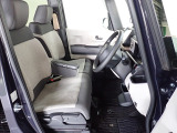 フロントシートはベンチシートです、運転席と助手席の移動が簡単です。真ん中にはアームレストも装備されています! また運転席シートの高さも調整できます。