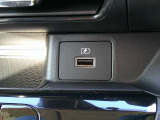 USB電源&12Vシガーソケットが運転席&助手席間前にございます♪スマホ等の充電にご使用くださいませ♪