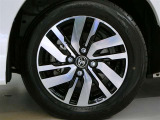 純正アルミホイールはスタイリッシュで、足元を引き締めます。