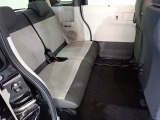 リアシートは足元も広々していて足を組めるほど余裕があります!又背もたれを左右別々に倒せるので長い物でも積めます。