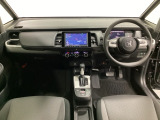 車内は光触媒抗菌消臭施工済です。スタイリッシュなデザインでスポーティなインパネ周りを演出します。グローブボックスやカップホルダーのほかにトレーなどたくさんの収納スペースが付いています。
