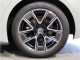 【BMWアロイホイル】軽量かつ強度に拘ったアロイホイル。走行性能ポテンシャルを引き出す設計。車の足元を引き締めてくれる大きなポイントはアロイホイルです。