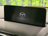 【10.25インチマツダコネクト】車内の雰囲気にマッチした大型ディスプレイ。スマホ接続でのナビ使用やBluetooth再生等、様々な機能が楽しめます。直感的なダイヤル操作が可能で、使い勝手も良好です。