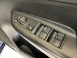 ハンドルの右側に電動格納付きパワーミラーの操作スイッチがついています。左右のサイドミラーの角度調節も微調整ができて便利です。パワーウインドウは運転席でドア4枚とも上下の操作ができるようになっています。