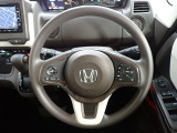 ハンドル左側にはオーディオ操作が出来るオーディオリモートコントロールスイッチ、右側にはHonda SENSINGとオートクルーズコントロールのスイッチを装備!