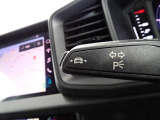 居眠り運転やわき見運転など、万が一車両が道路白線をはみだしそうになると、車がハンドルを自動修正してくれるアウディレーンアシストが装備されております。