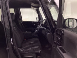 フロントは広々セパレートシート、運転席は、高さを調整できるハイトアジャスター付きです。