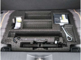 【トランク】フロア下には車載工具とパンク修理キットがあります。