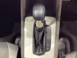 CVT車のセレクトレバーです。低速から高速まで、変速ショックのないスムーズな走りを実現するとともに、エンジン効率のよい領域を維持することで燃費にも貢献します。
