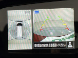 【アラウンドビューモニター】まるでクルマを真上から見下ろしたかのような視点で駐車をサポートします!クルマの斜め後ろや真横など、前後左右の4つのカメラの映像が合成されて、モニターに映し出されます。