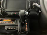 【インパネシフト】シフト操作のしやすいインパネシフトです。足元が広くなりすっきりしますので、大柄な方でも快適に運転ができます。