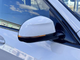 追い越し車線上を急接近してくる車両を認識してミラー内側に組み込まれたインジケータを点滅させドライバーに警告します。注意喚起に気づかず、ドライバーがそのまま車線を越えた場合には車線維持をサポートします。
