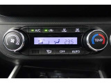 ★エアコンはオートタイプが装着済みです!オートモードにしておけば、車内温度を設定するだけで風の料や吹き出し口の切り替えを機械が行ってくれます!一年中快適な環境を作れますよ♪