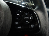 ハンドル右側にはクルーズコントロールのスイッチが装備され運転中の操作も安心して行えます!