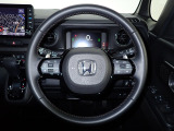 ハンドル左側にはオーディオ操作が出来るオーディオリモートコントロールスイッチ、右側にはHonda SENSINGとオートクルーズコントロールのスイッチを装備!