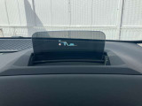 ヘッドアップディスプレイ装備です。運転時の視界に様々な情報が投影されます。