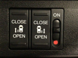 【両側パワースライドドア】両側がパワースライドドアになっており、運転席のスイッチやスマートキーでも開閉が可能です!開口部も広いので乗り降りも楽々♪