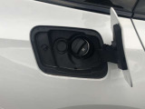 LEDヘッドライト。先進のLEDテクノロジーを採用。照射される白色光の周波特性は太陽に近く、バイキセノンヘッドライトを上回るコントラストでさらに明るく輝きます。悪天候の日でも優れた視認性を発揮します。