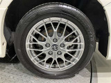 スポーティな印象を与える純正ホイールです。どこまでも走っていきたくなるようなデザインですね♪