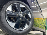 【純正アルミホイール】外観にマッチした純正アルミホイールを装着しております。各種社外アルミホイールや、スタッドレスタイヤも取扱いしております。是非ご相談ください♪