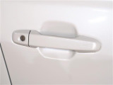 ドアハンドルに触れるだけで解錠・施錠ができるキーレスアクセス!アクセスキーを携帯して前席のドアハンドル内側に触れるだけで解錠、ドアハンドルのセンサーに触れるだけで施錠できます。