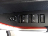パワーウィンドウスイッチで運転席から全席の窓の開閉ができます。