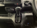自然に手が届き、操作性の良いインパネシフトに、パーキングブレーキは、フットブレーキタイプなので、運転席と助手席の間はすっきりしています。