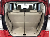 開口部も広く荷物の積み下ろしもしやすいお車となっております。シートの背もたれは5:5の割合で背もたれを可倒でき、前後のシートスライドもできるので荷室をひろげることができます。