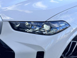 LEDヘッドライト。先進のLEDテクノロジーを採用。照射される白色光の周波特性は太陽に近く、バイキセノンヘッドライトを上回るコントラストでさらに明るく輝きます。悪天候の日でも優れた視認性を発揮します。