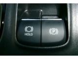 「P」ポジションに入れると自動で作動。「HOLD」スイッチを押し、システムONの状態にしておくことで、渋滞や信号待ちなどでブレーキを踏んで停車したときにブレーキを保持。アクセルを踏むと解除。
